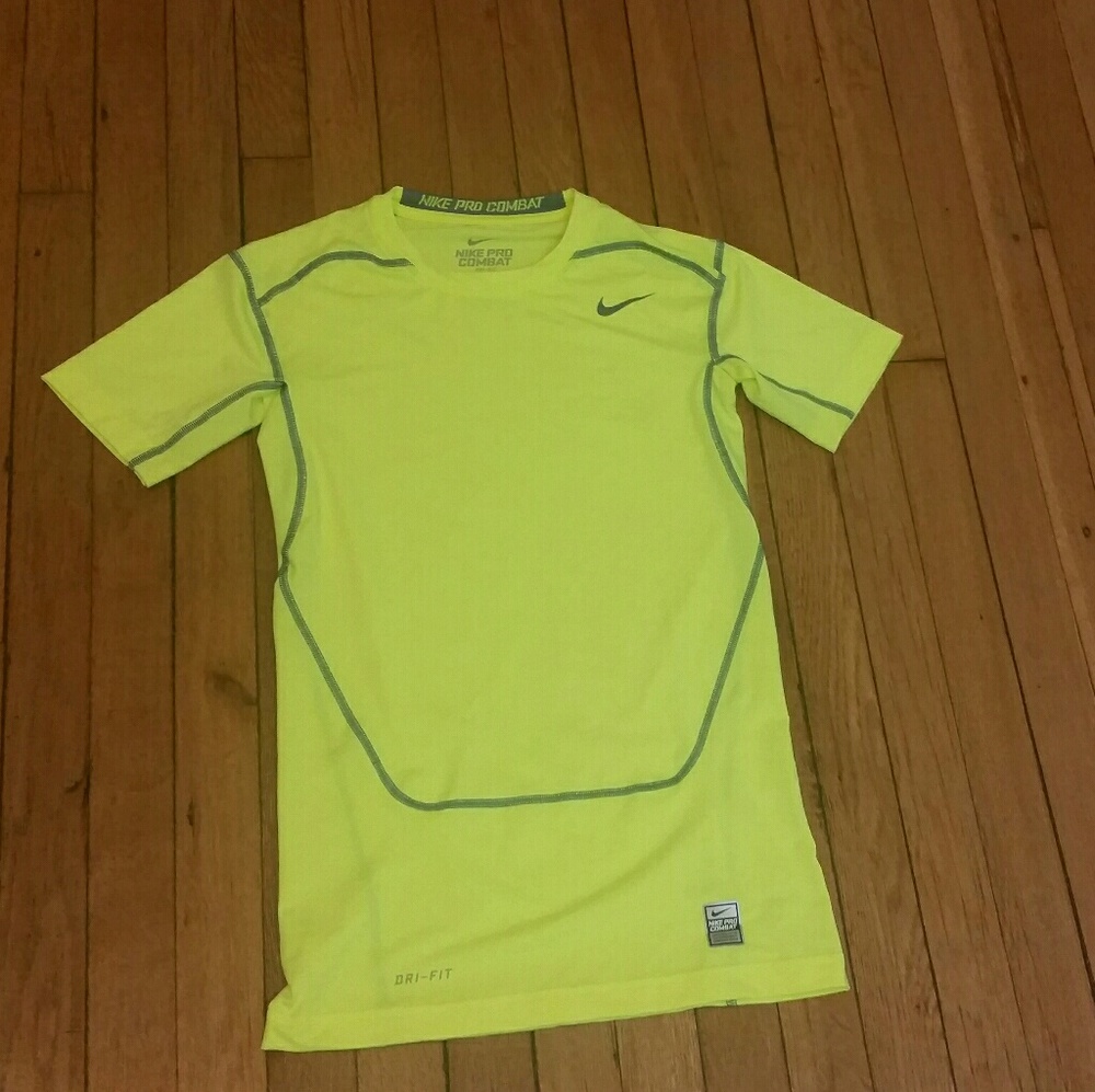 NWOT Nike Women's Short Sleeve Moisture-wicking Top M